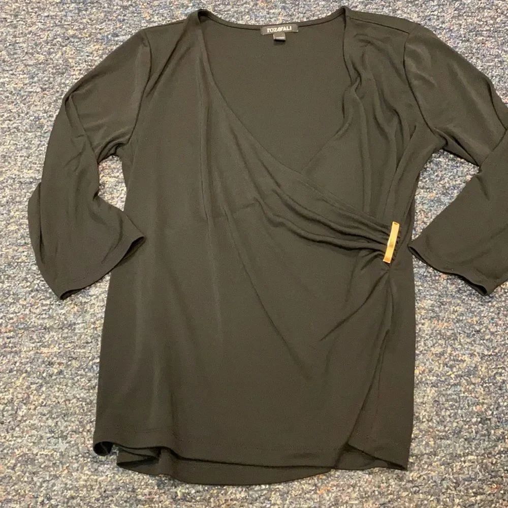 Fox & Ali Black Wrap Top sz. L